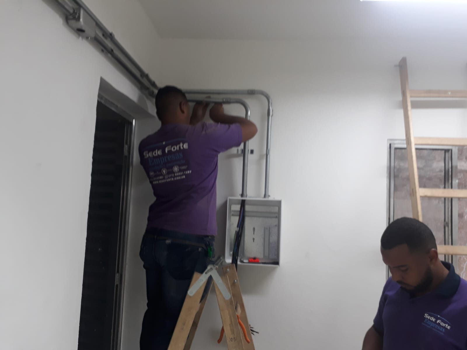 Profissionais realizando projeto e dimensionamento elétrico