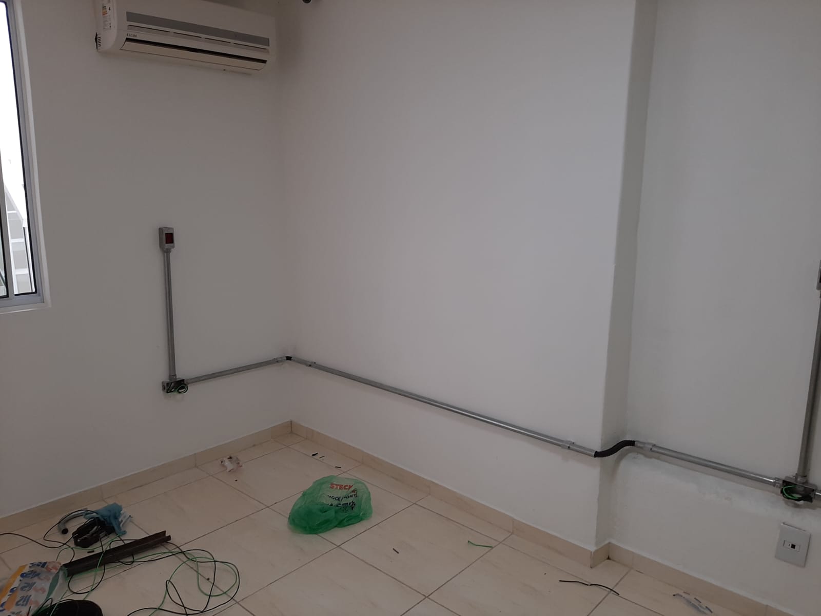 Instalação de eletrodutos metálicos aparentes para pontos elétricos