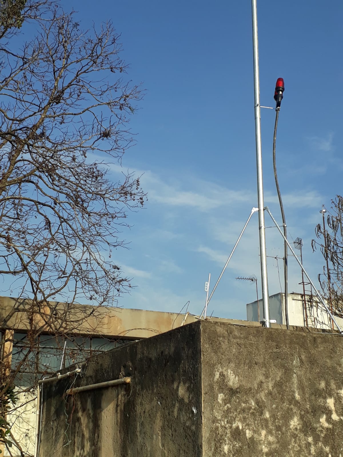 Captor de sistema de proteção contra descargas atmosféricas instalado em cobertura