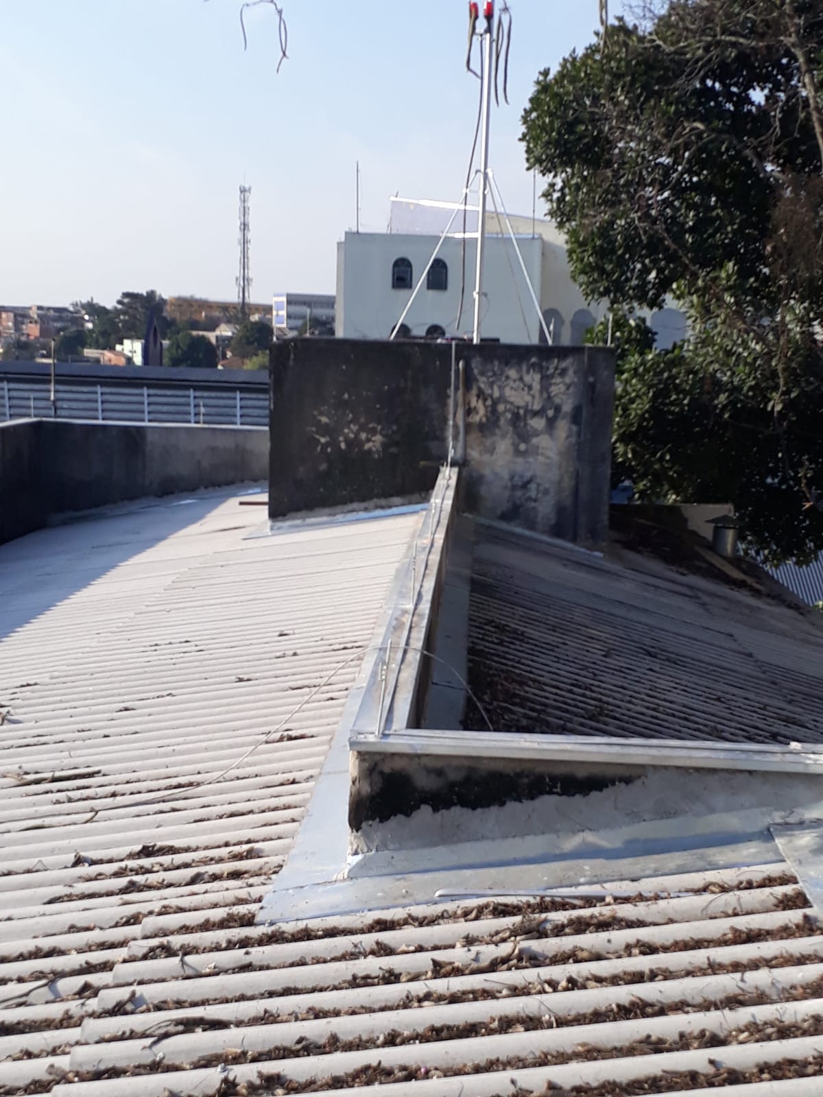 Estrutura de sistema de para-raios instalada sobre telhado comercial