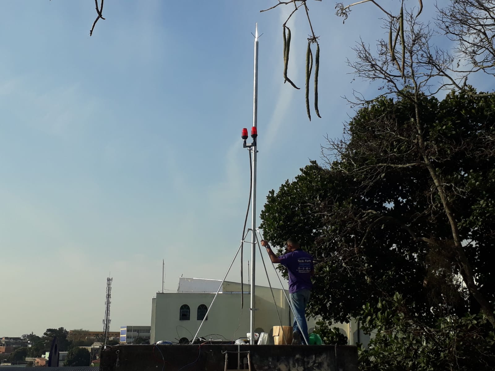 Profissional da Sede Forte realizando instalação de sistema de para-raios