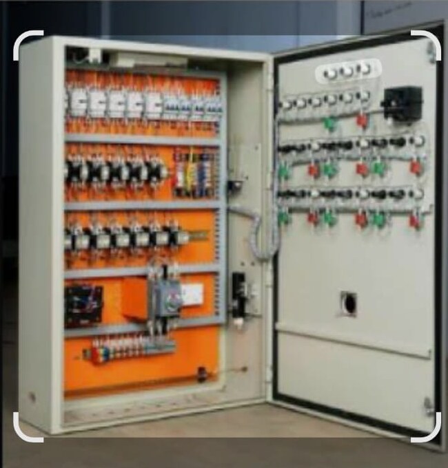 Quadro elétrico industrial aberto com comandos e proteções