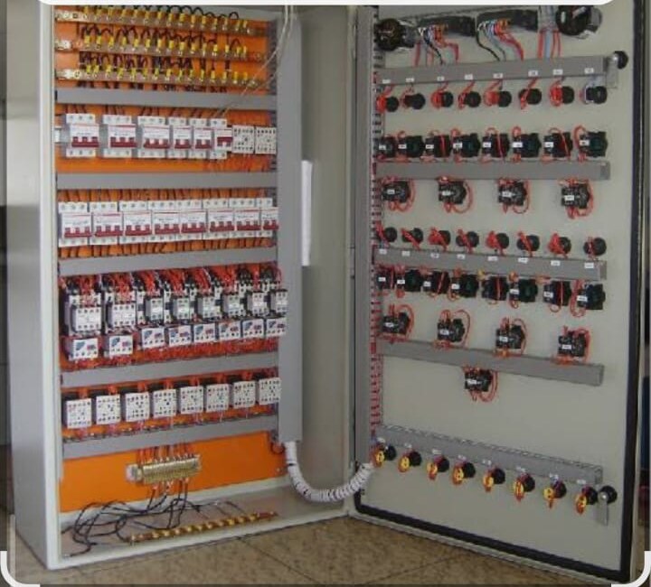Quadro de comando elétrico com circuitos organizados