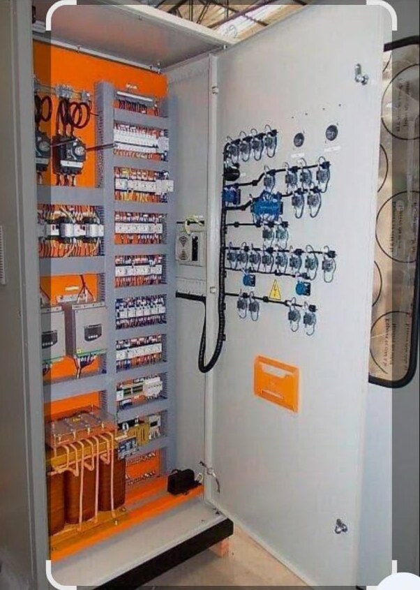 Painel elétrico industrial com componentes identificados
