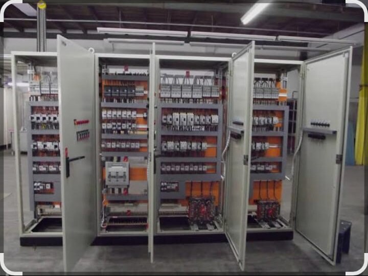 Conjunto de grandes quadros elétricos industriais